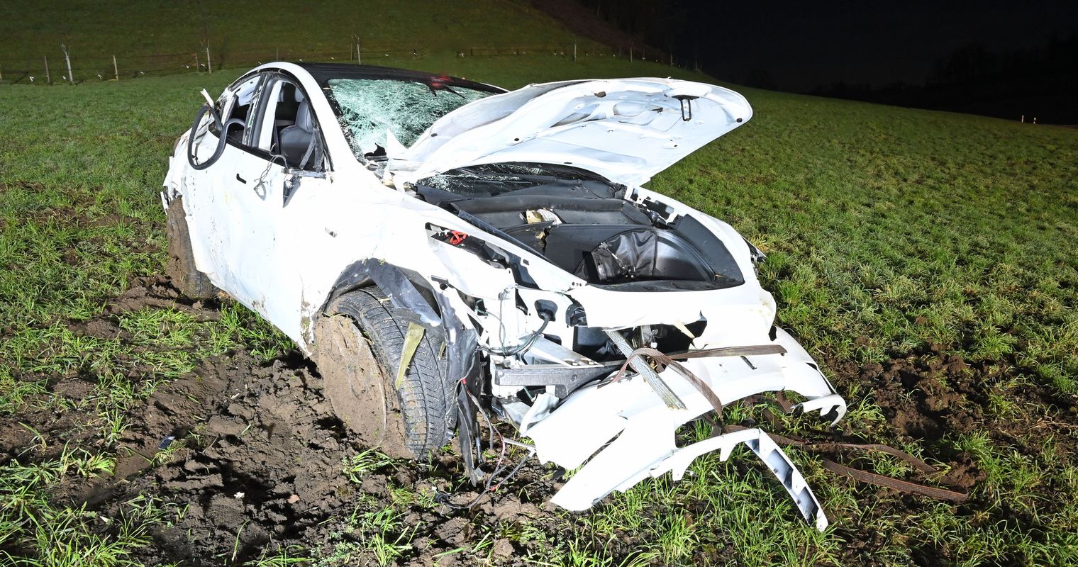 Auto kommt von der Strasse ab und wirbelt durch die Luft