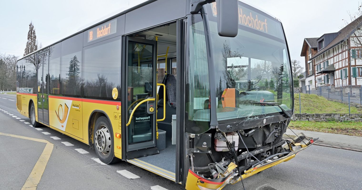 Auto bremst Postauto aus – dann knallts