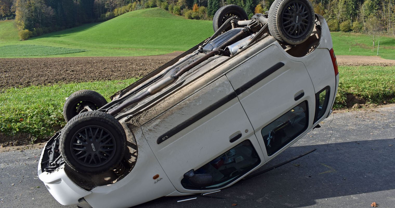 Autofahrer gerät ins Schleudern und landet auf Dach