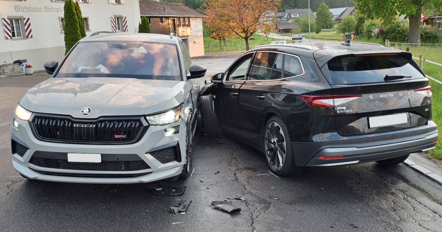 Zwei Autos prallen ineinander – Mega-Sachschaden
