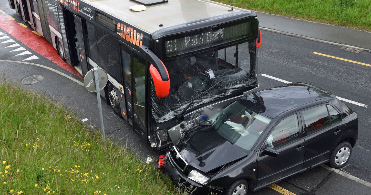 Rothenburg: Drei Personen bei Unfall mit Linienbus verletzt