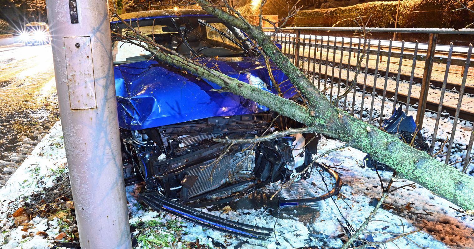 Autofahrer flüchtet vor Polizei und knallt in Baum
