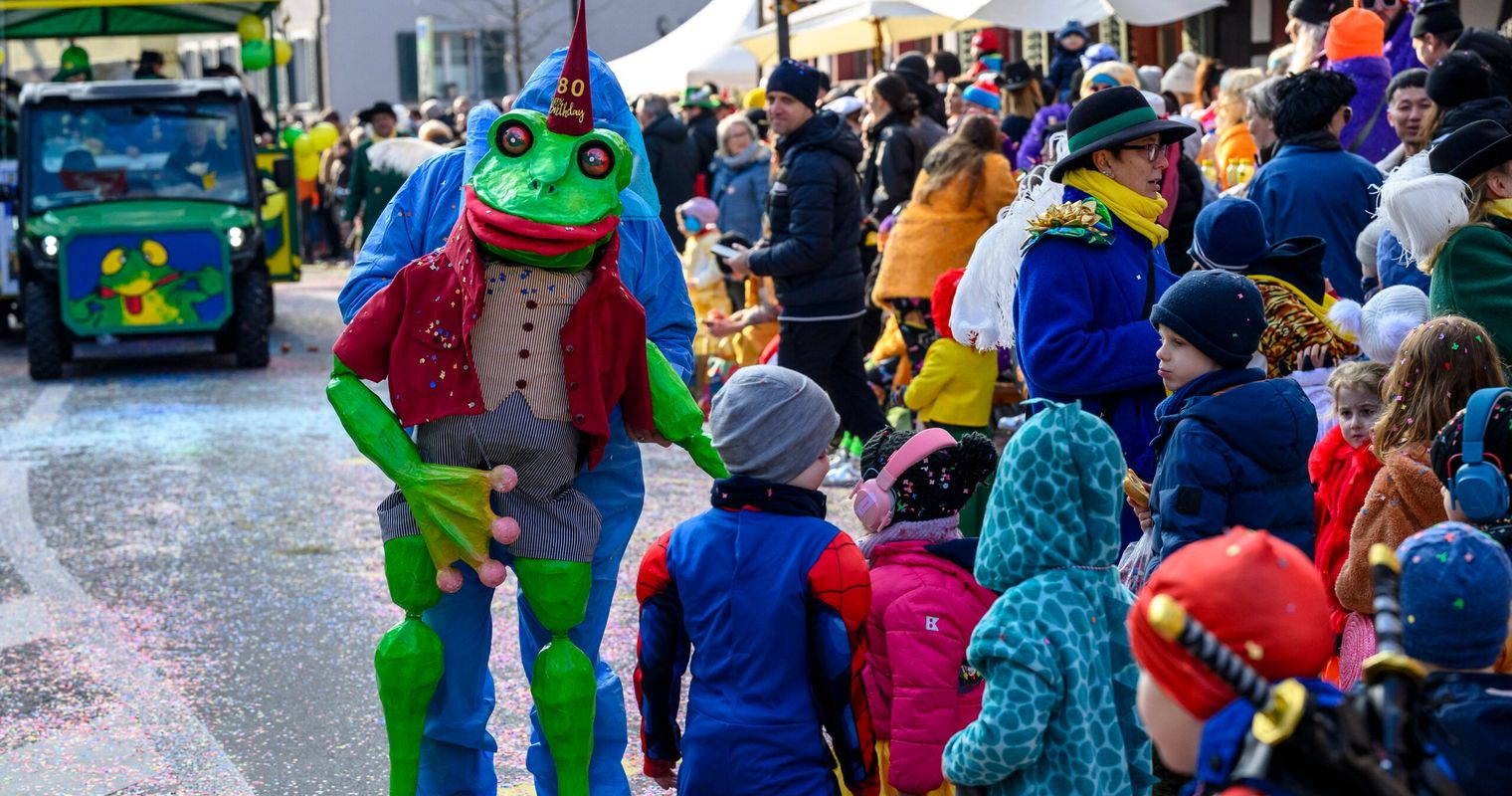 Umzugsteilnehmer regen sich über unflätige Kinder auf