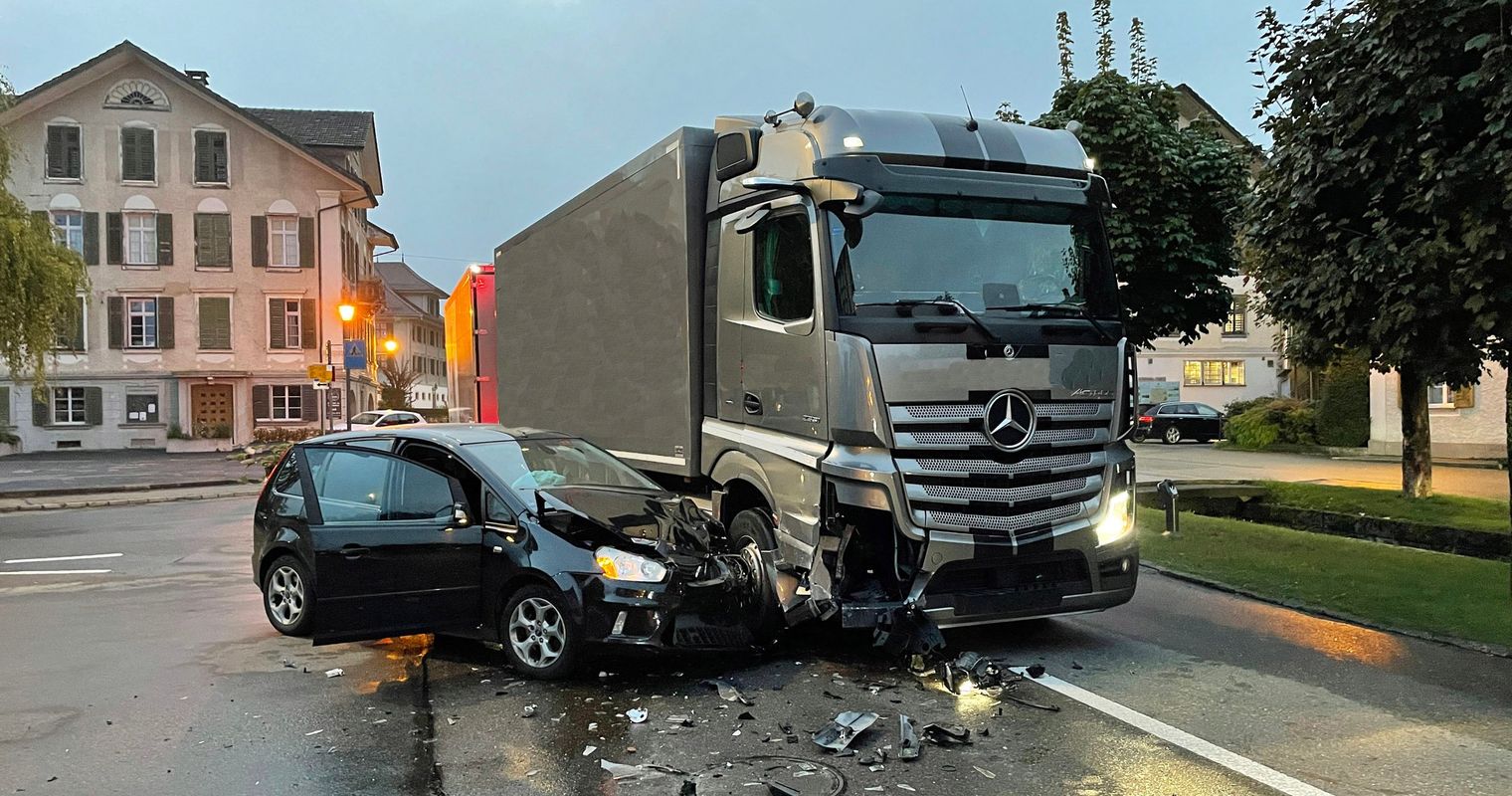 Unfall mit Lastwagen in Buttisholz – drei Personen verletzt
