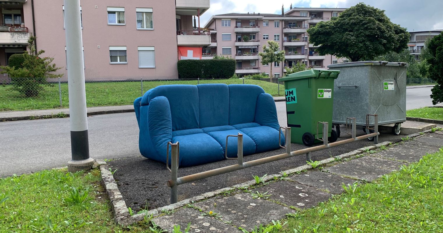 Rätsel in Kriens: Wem gehört dieses blaue Sofa?