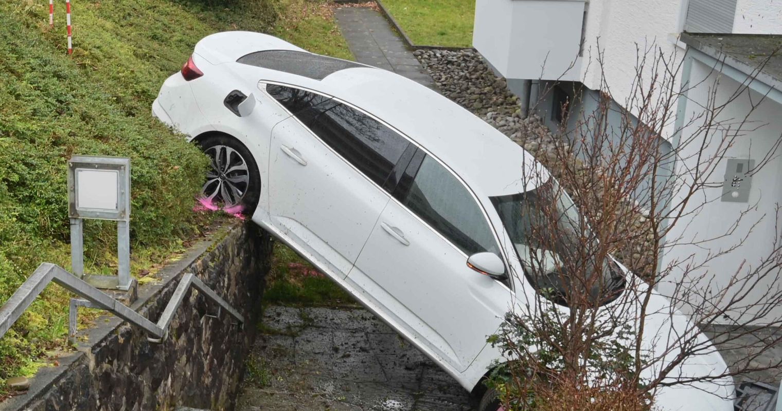 Gaspedal statt Bremspedal und ab die Böschung runter