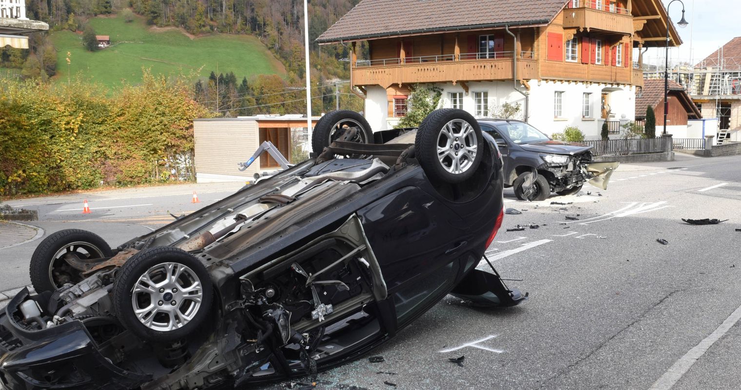Schwerer Verkehrsunfall in Hasle – Auto landet auf Dach