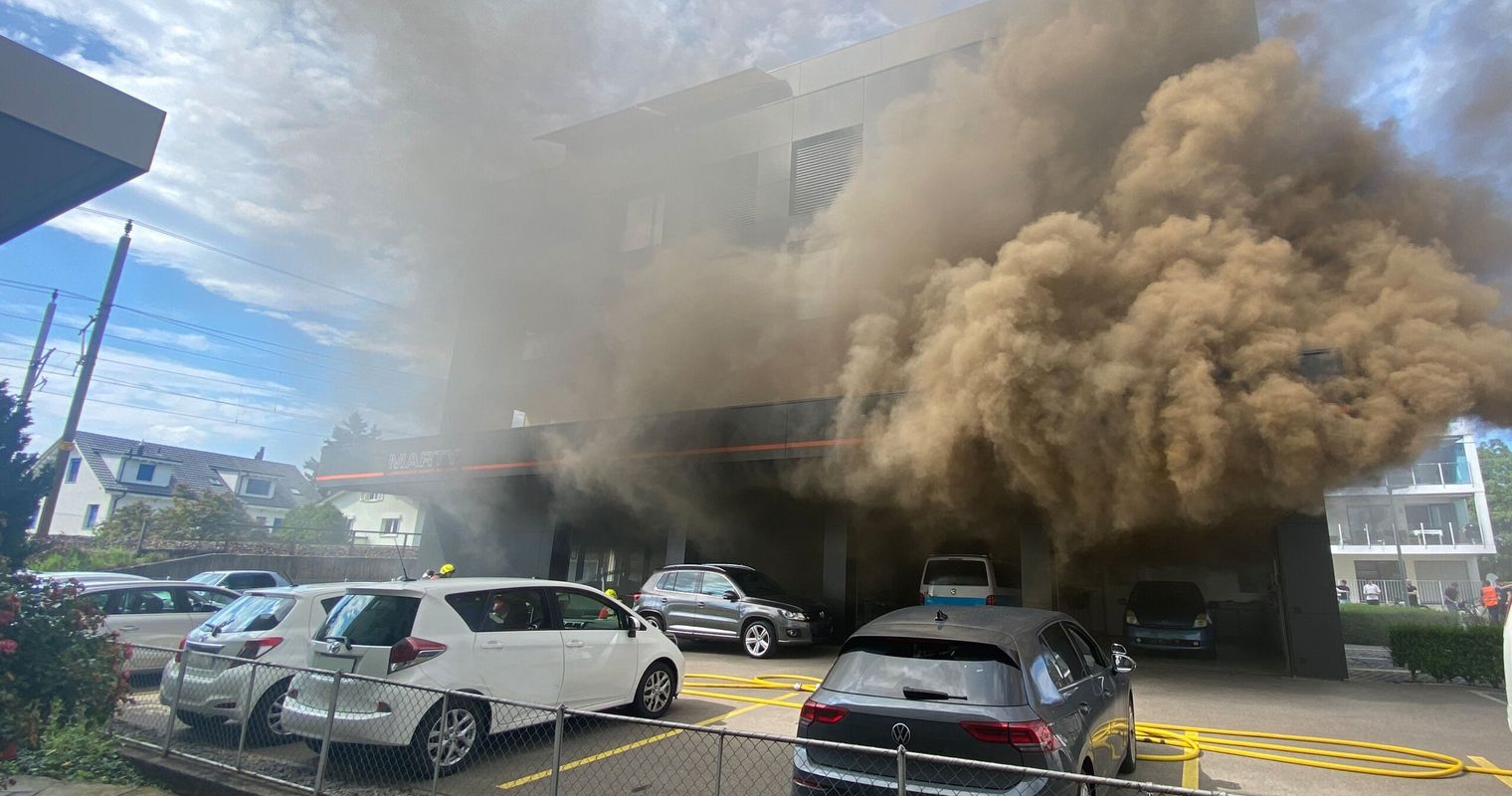 Flammen und viel Rauch: In Baar brannte ein Gewerbegebäude