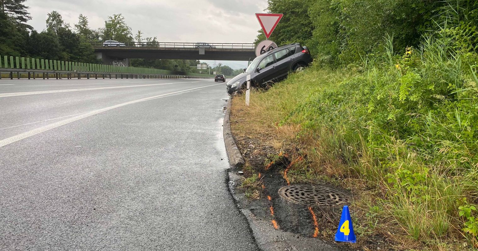 33-Jährige verliert auf nasser Strasse Kontrolle über ihr Auto