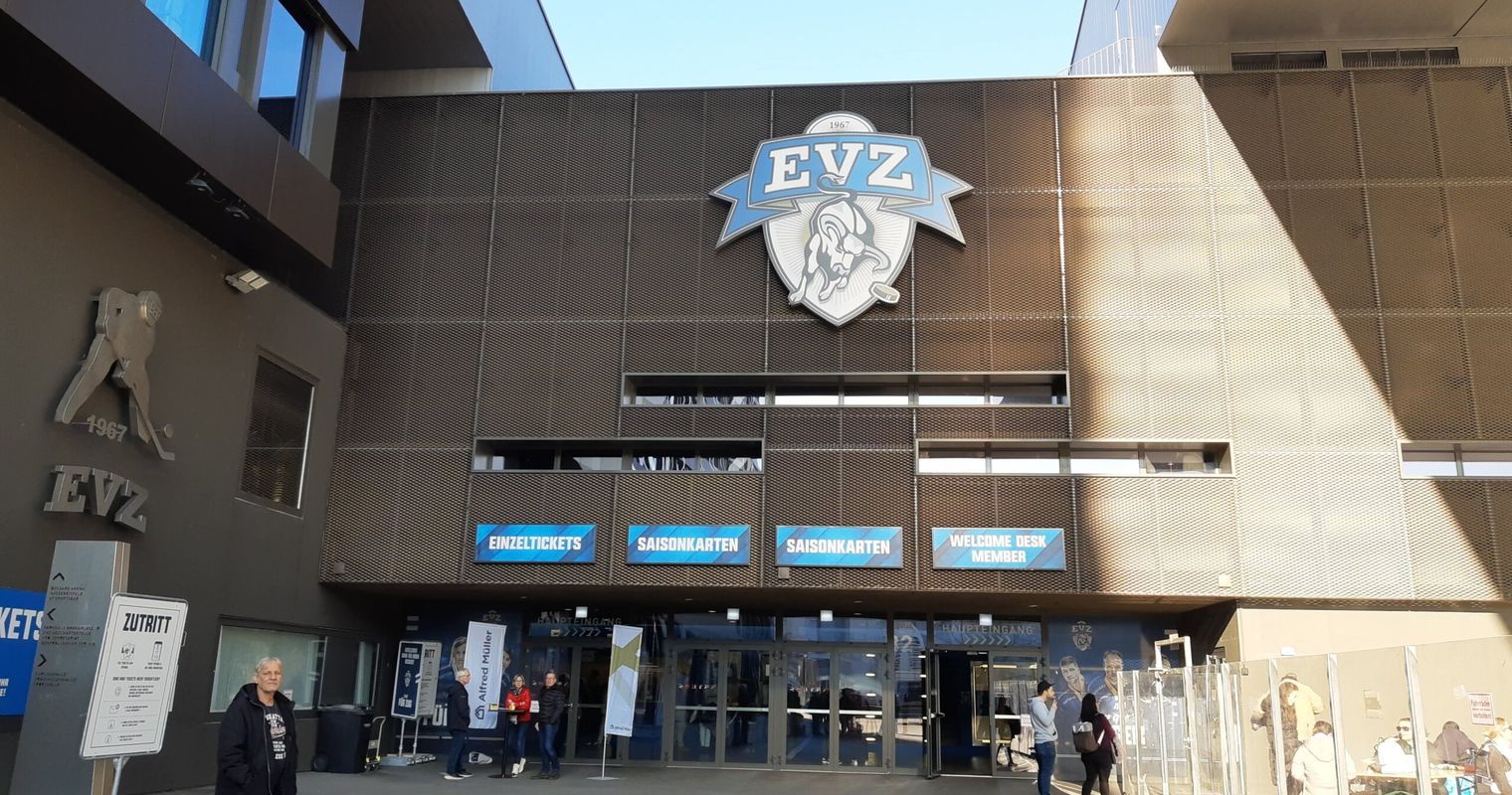 Zuger Polizei weist Davos-Fans vor Stadion weg