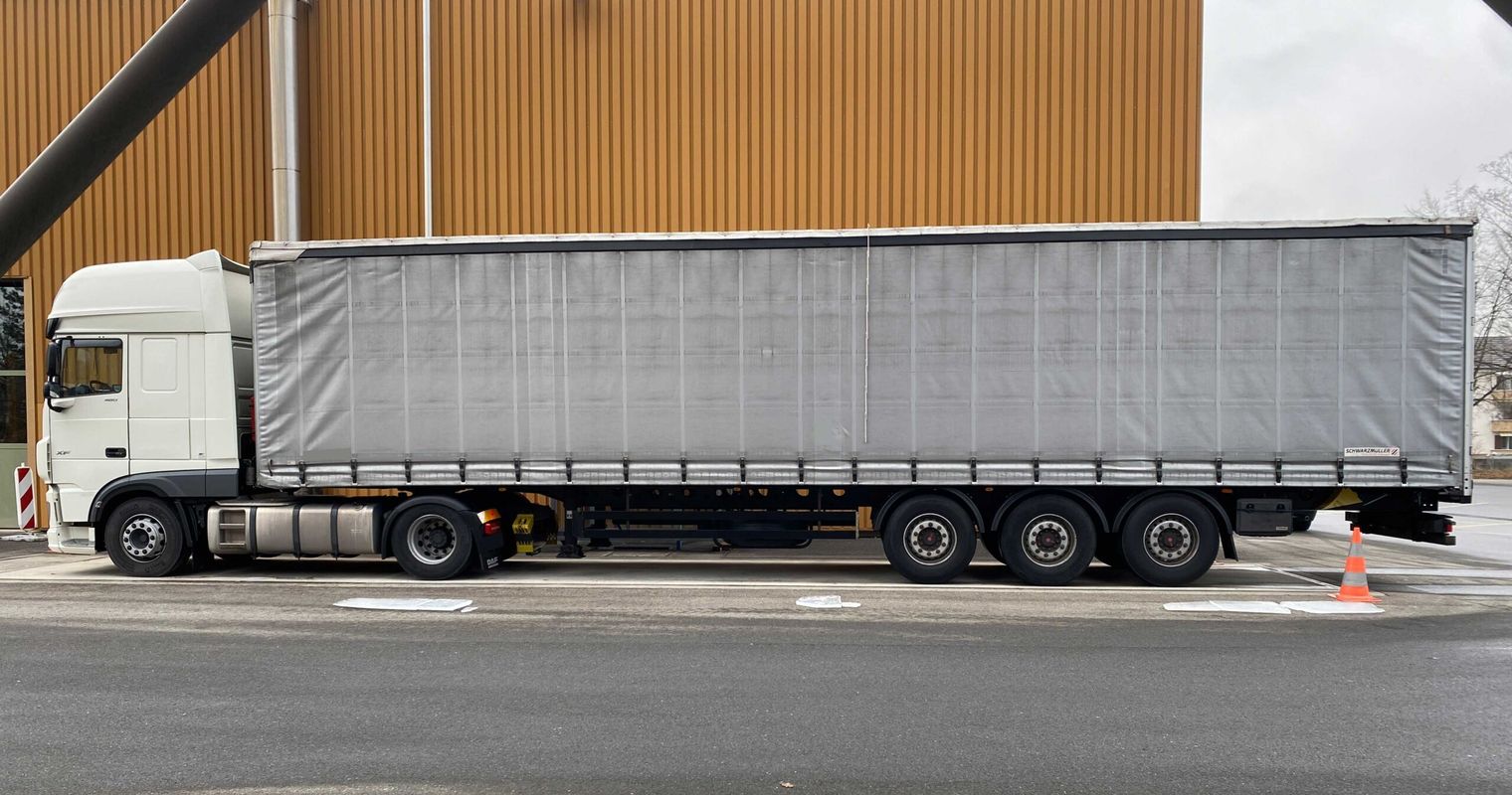 Zuger Polizei stoppt Lastwagen mit gefährlichen Eisplatten