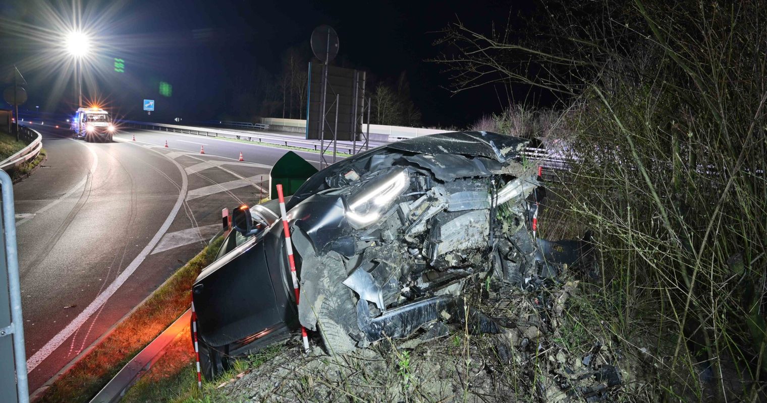 Rennen auf Autobahnausfahrt? Zwei Junglenker im Spital