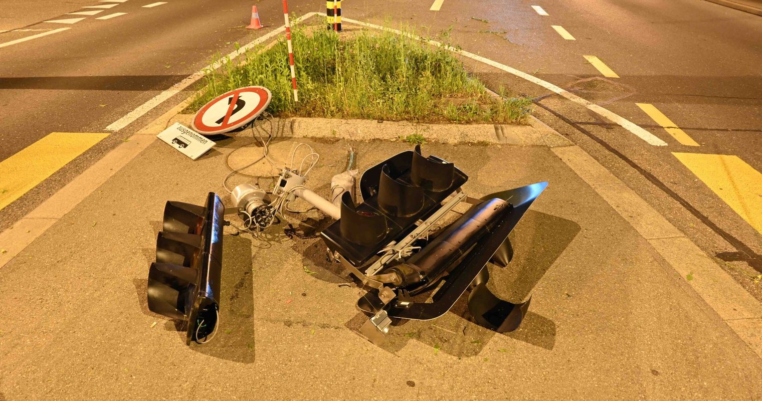Autofahrer verliert Kontrolle und reisst Ampel aus