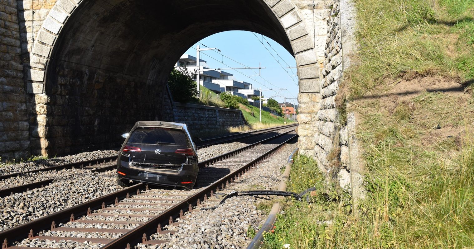 Egolzwil: Autofahrer landet mitten auf Bahngleisen