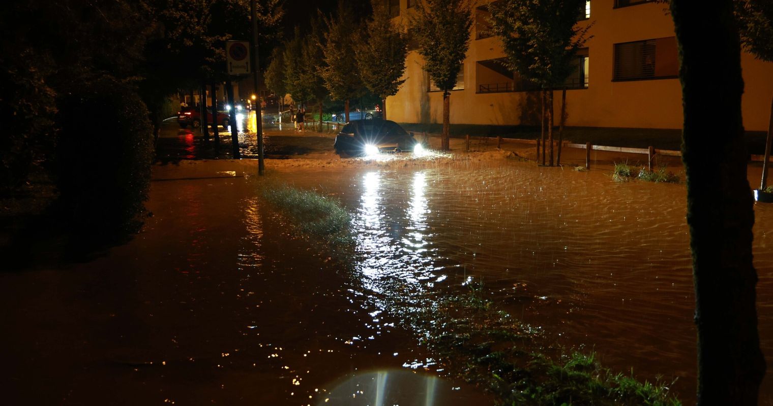 Fluten und Starkregen: Frau und Kind aus Auto gerettet