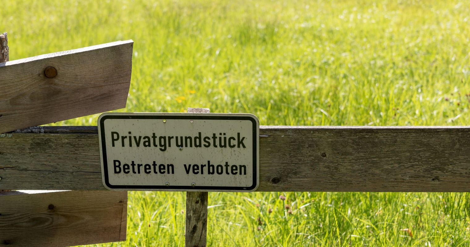 Damit der Vater in die Wohnung kann, muss Nachbar Ja sagen