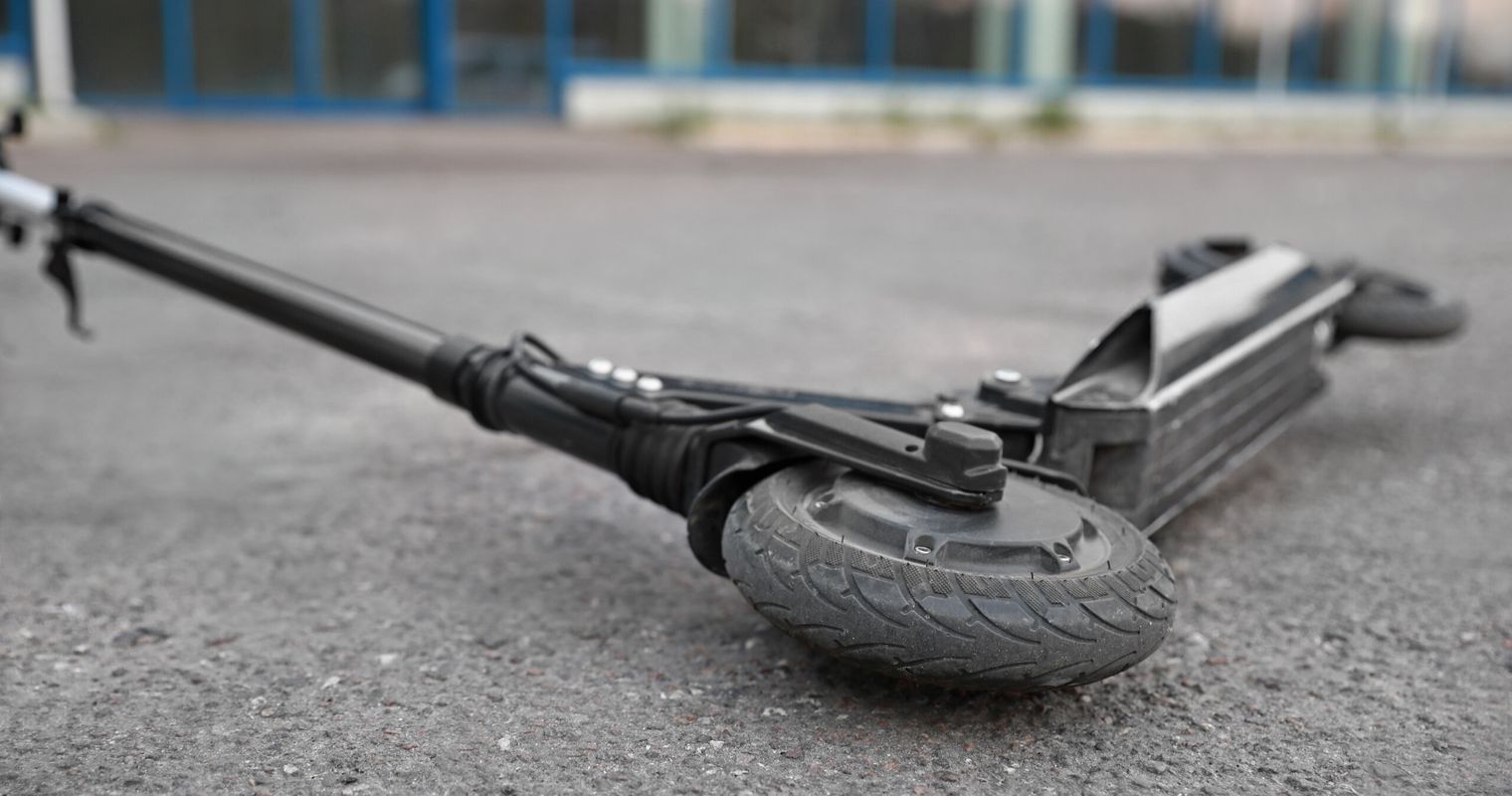 Besoffener E-Scooter-Fahrer brettert in Stahlträger
