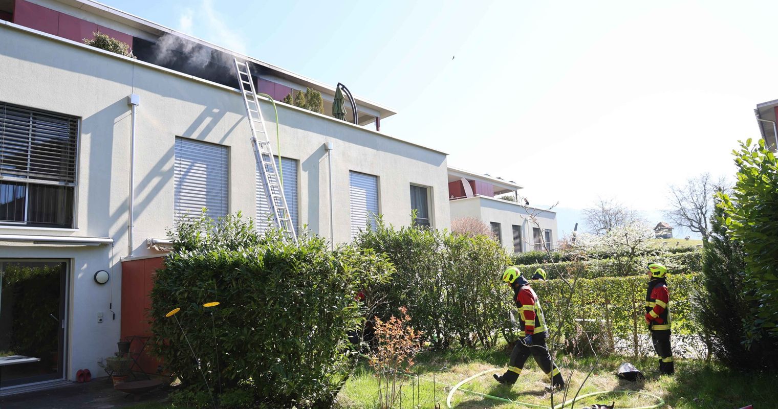 Brand auf Balkon: Nachbarn greifen zu Gartenschläuchen
