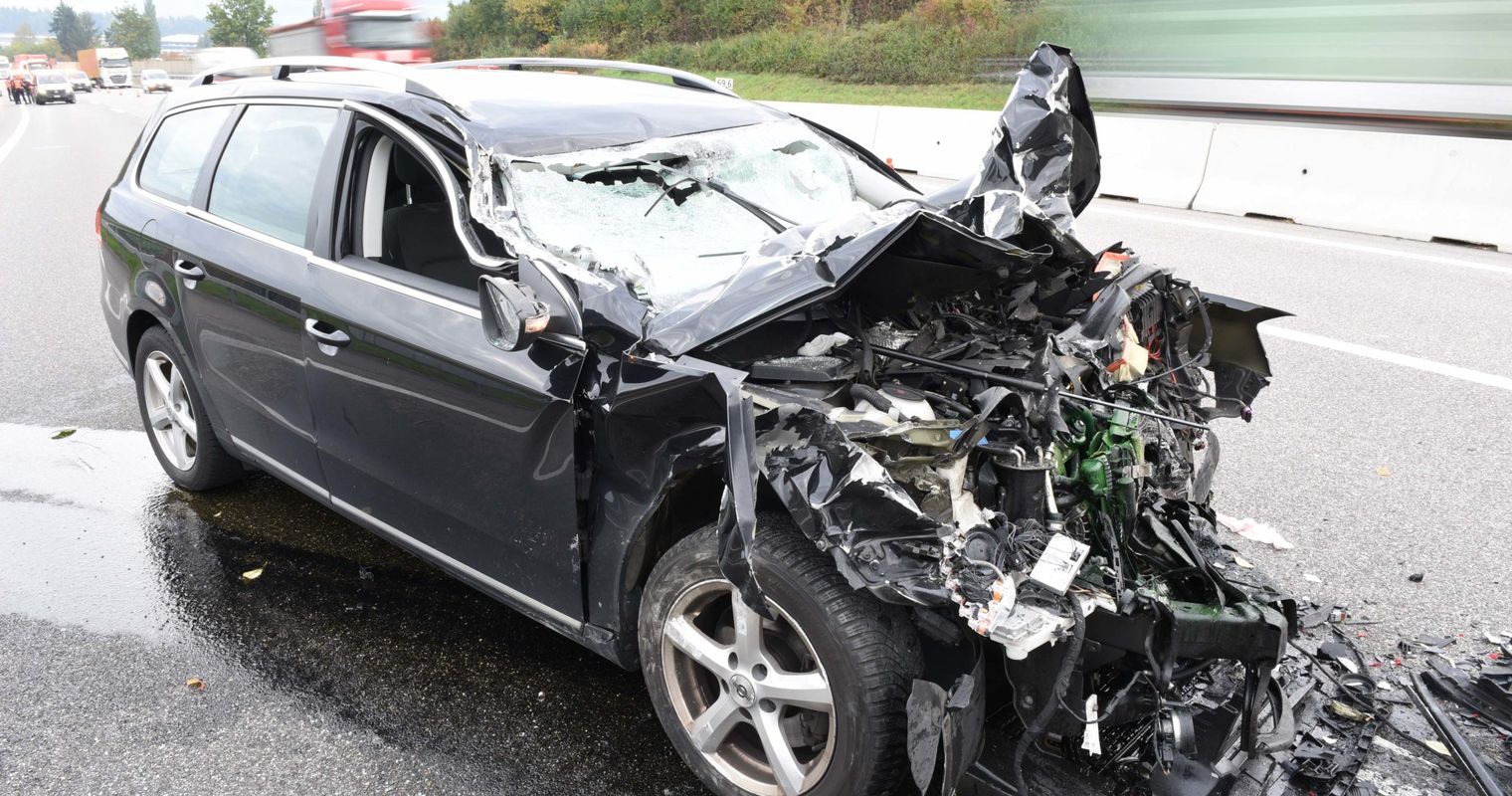 Knutwil: Autofahrer prallt ins Heck eines Lastwagens