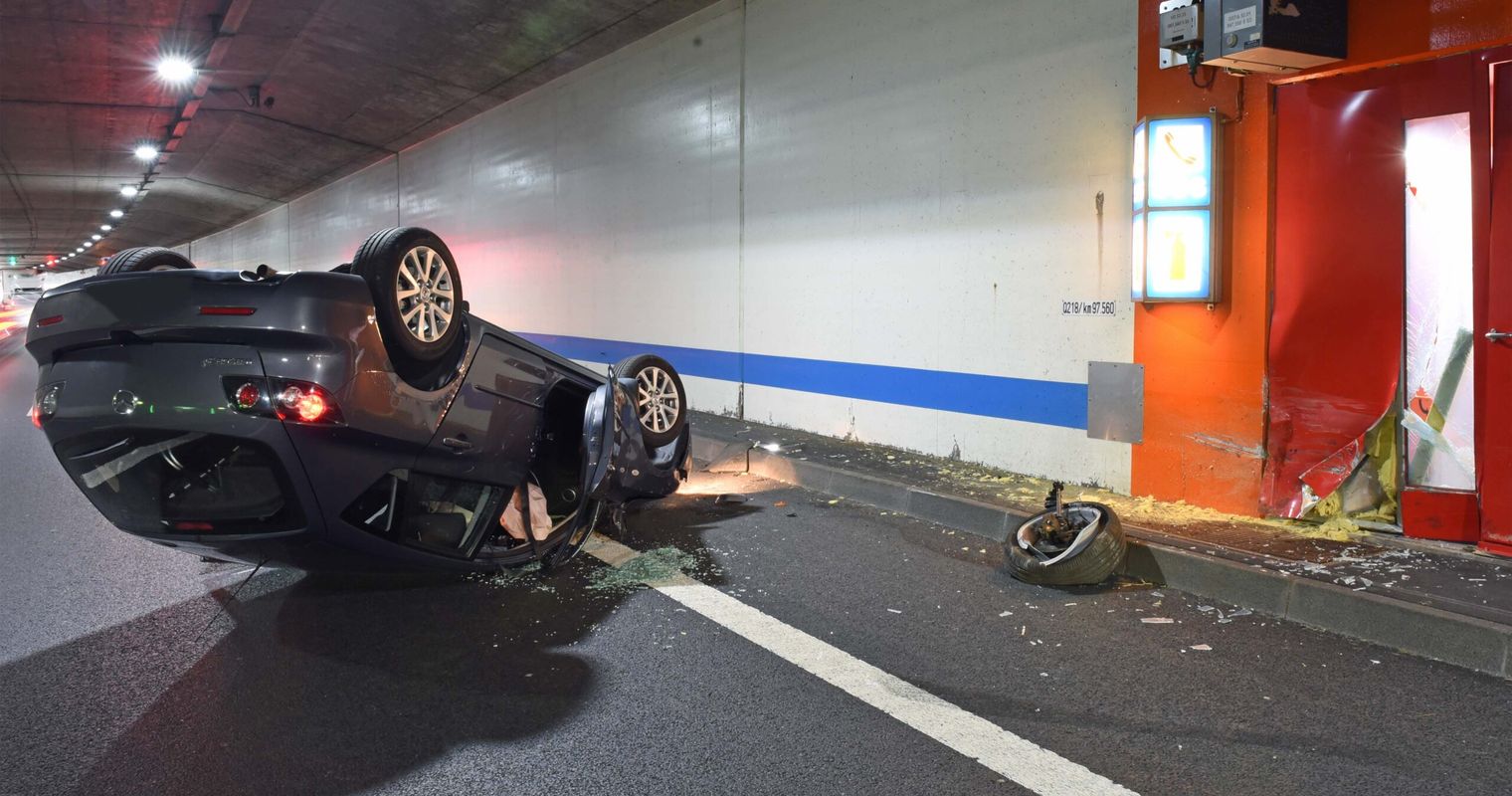 Tunnel Schlund: Auto liegt nach Unfall auf dem Dach