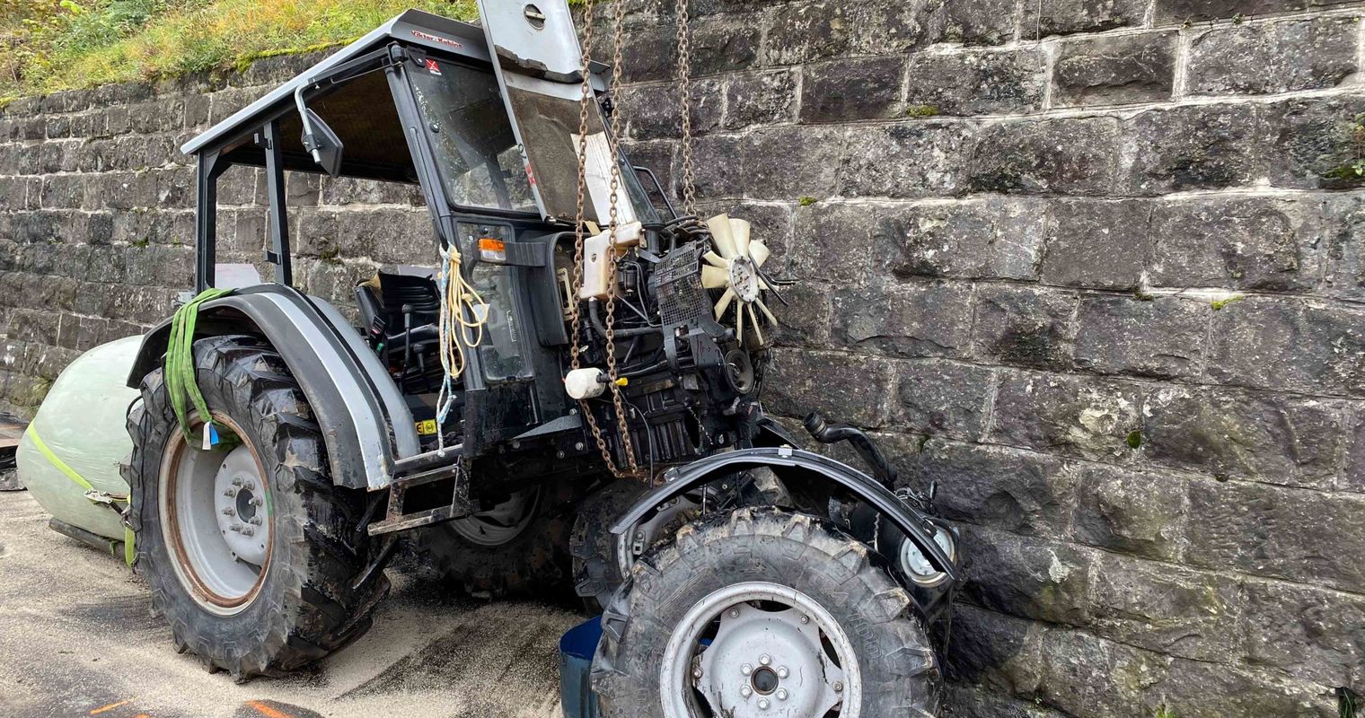 Bäuerin fährt mit ihrem Traktor bei Oberwil in eine Mauer