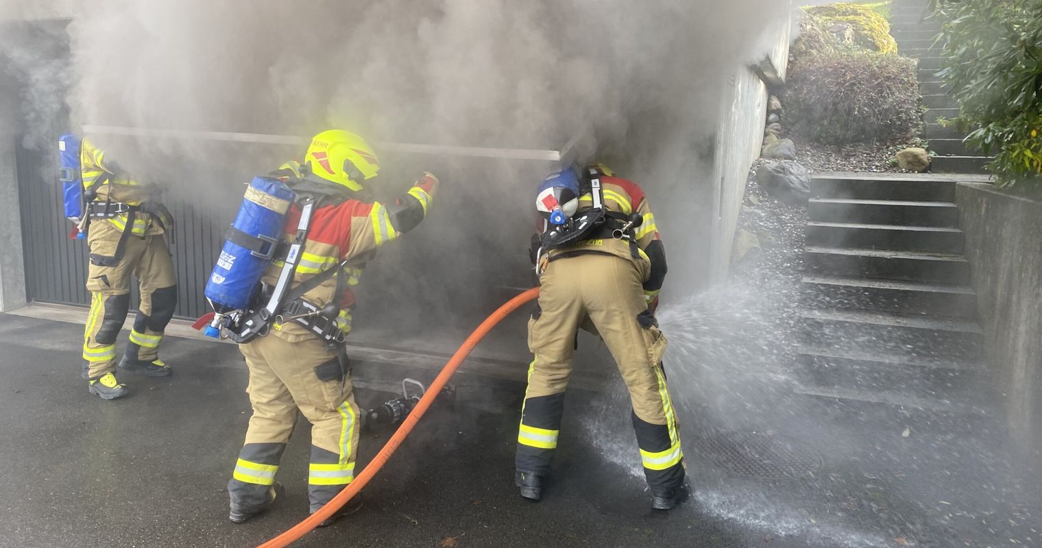 Stadt Zug: Auto brennt in Garagenbox