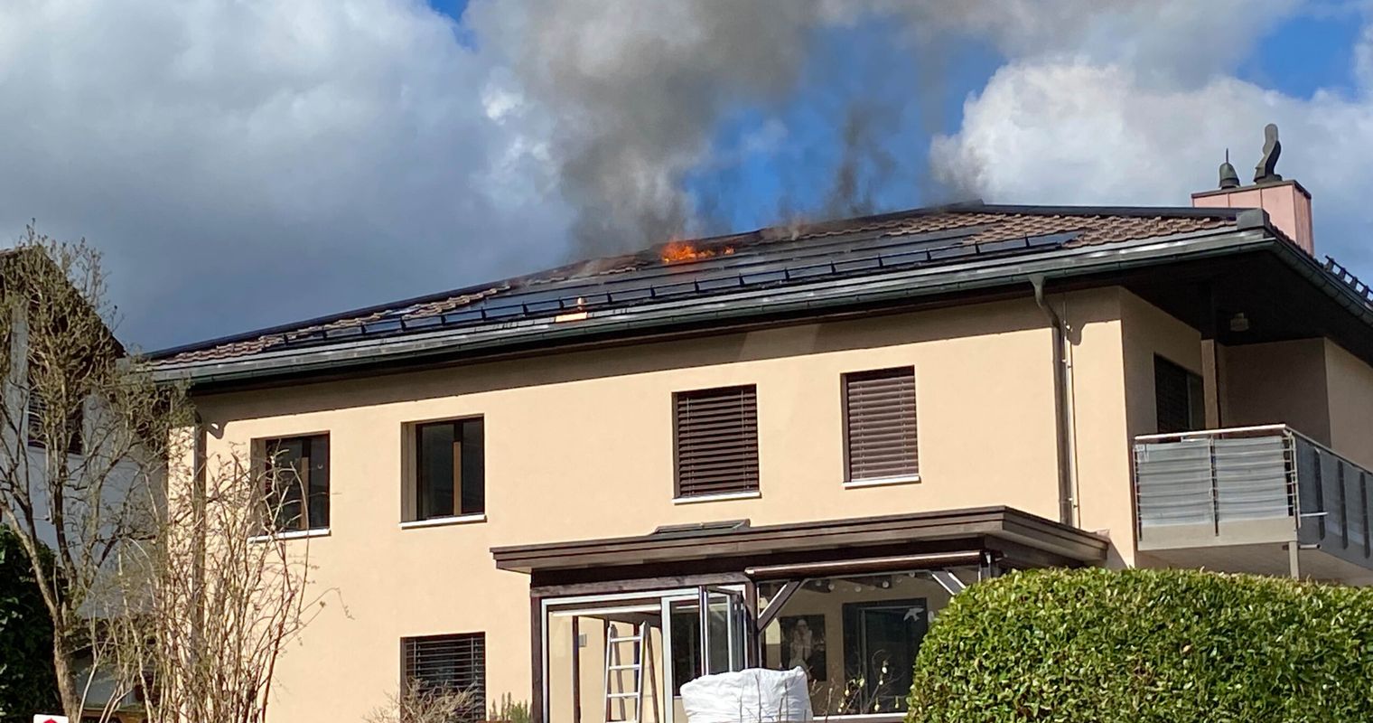 Brand in Neuheim: Dach stand in Flammen