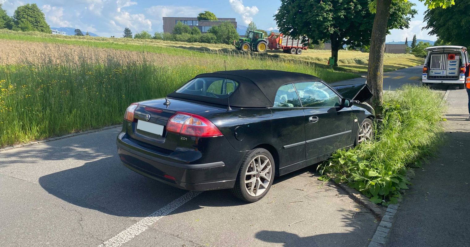 Hünenberg: Fahrerin verliert Kontrolle und knallt in Baum