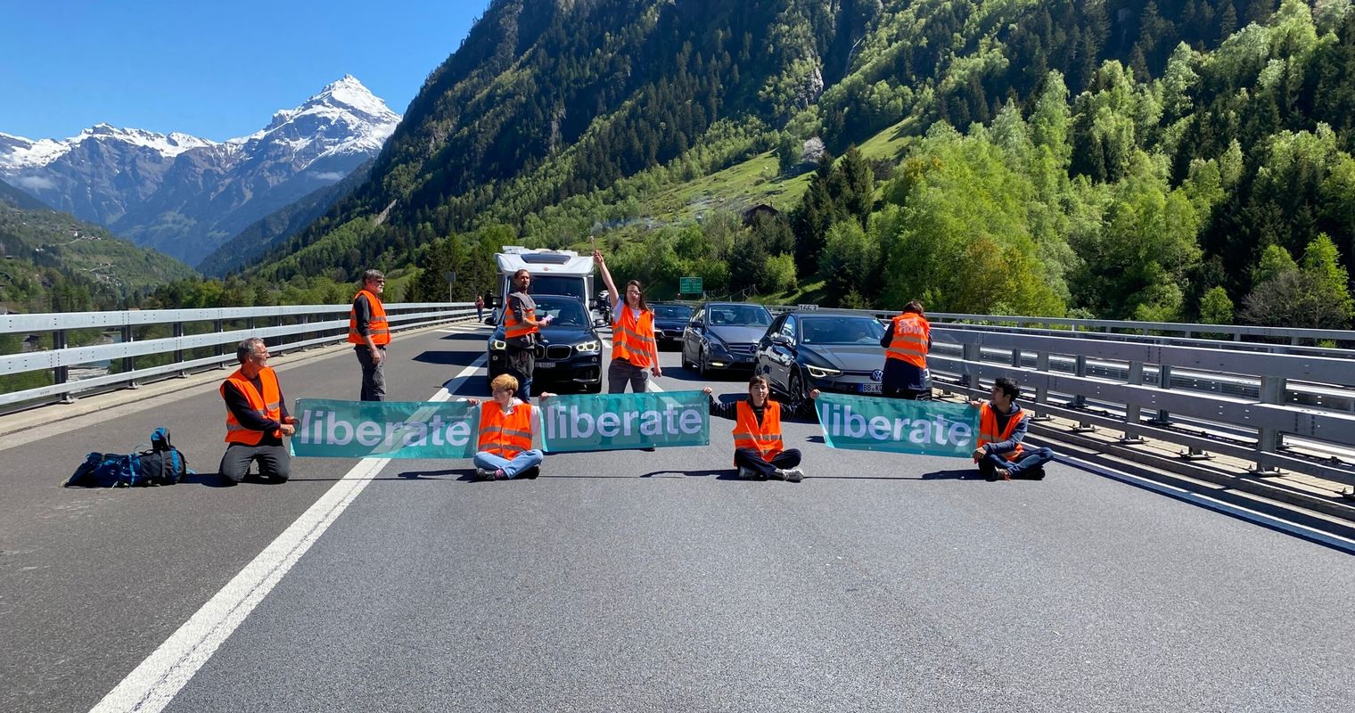 Aktivisten kleben sich auf Autobahn und kassieren Anzeige