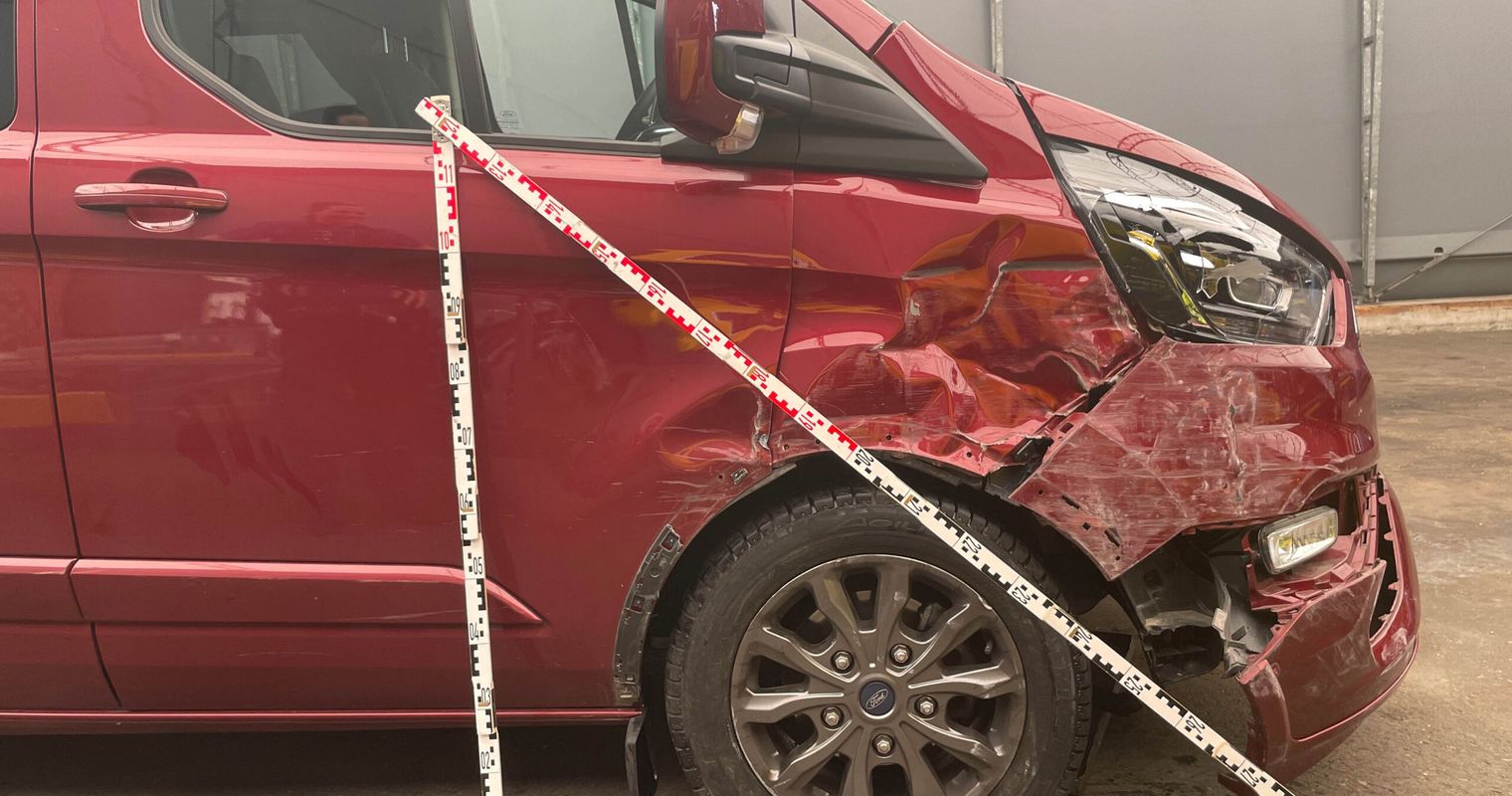 Auto knallt in Leitplanke – Frau verletzt