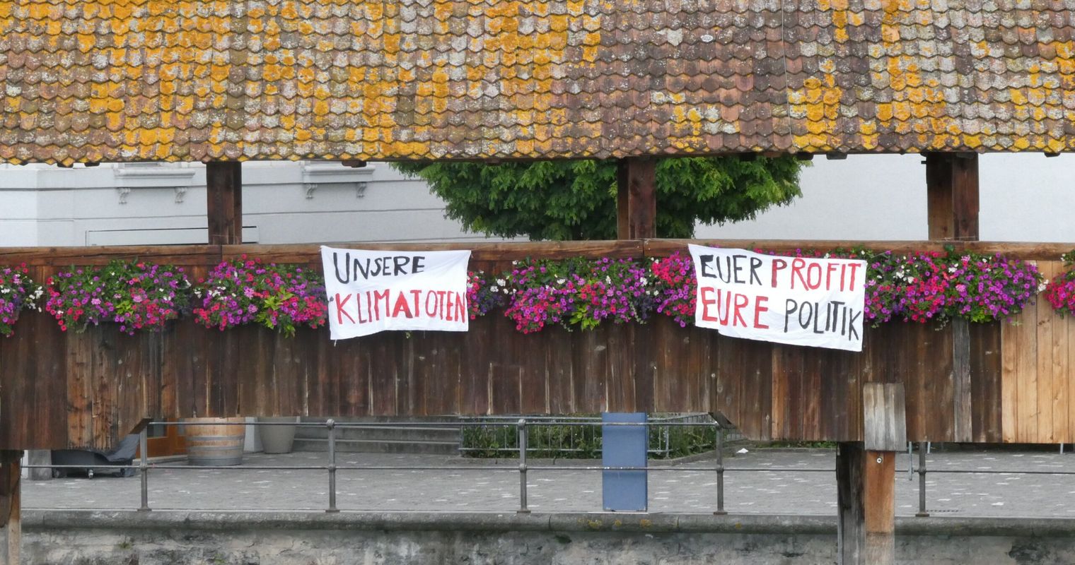 Klimaaktivisten hängen Banner an Kapellbrücke auf