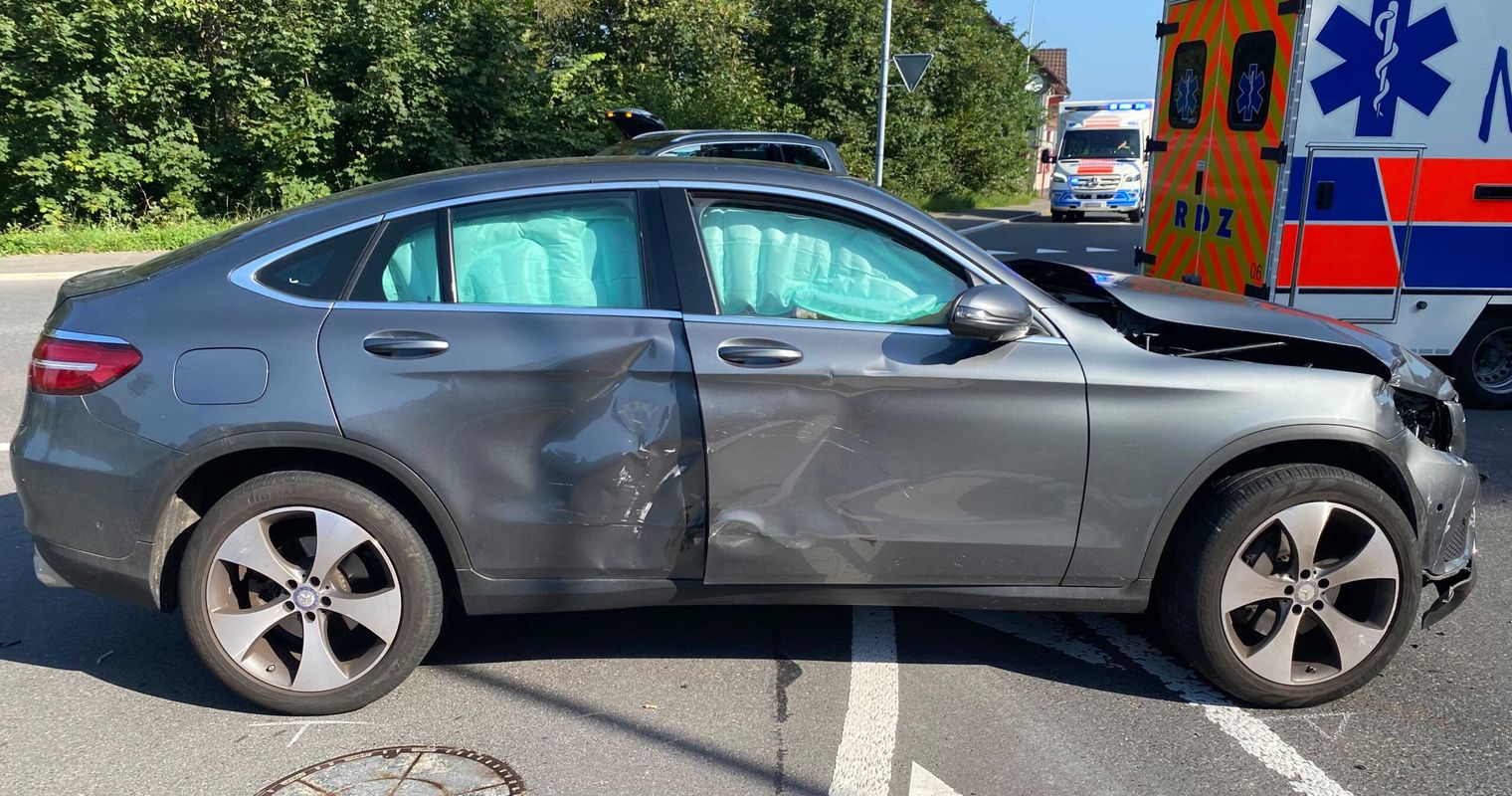 Zugerin missachtet Vortritt und knallt in ein Auto