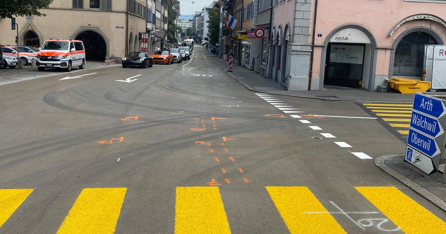 Fussgängerin in Zug von Auto erfasst