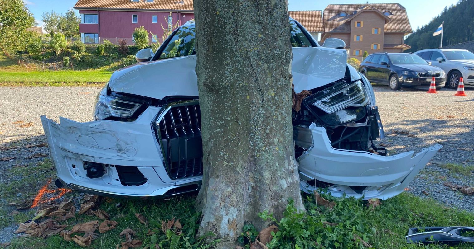 Rentner kracht in fünf Autos und einen Baum