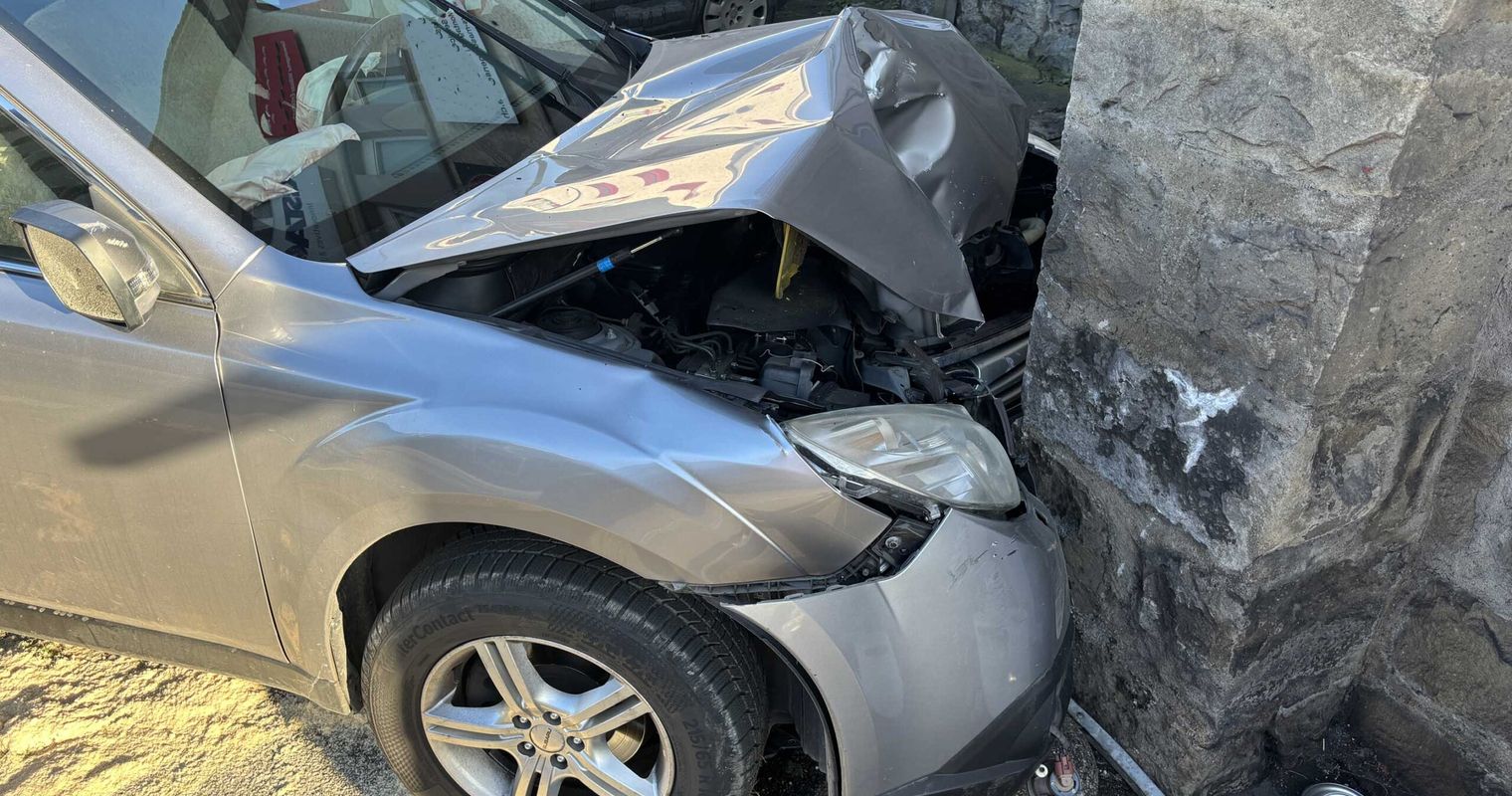 83-Jährige knallt mit Auto in Hausmauer