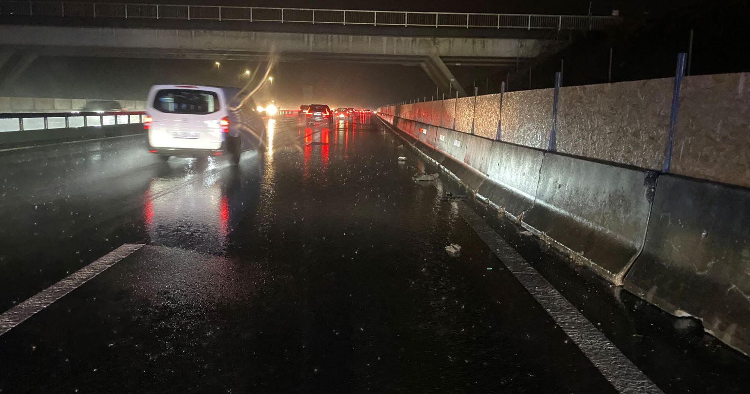 A4: Trümmerteile beschädigen Autos nach Unfall