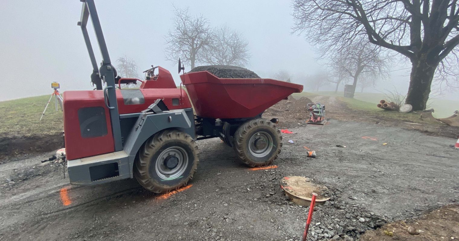 Bauarbeiter überfährt mit Dumper Arbeitskollegen