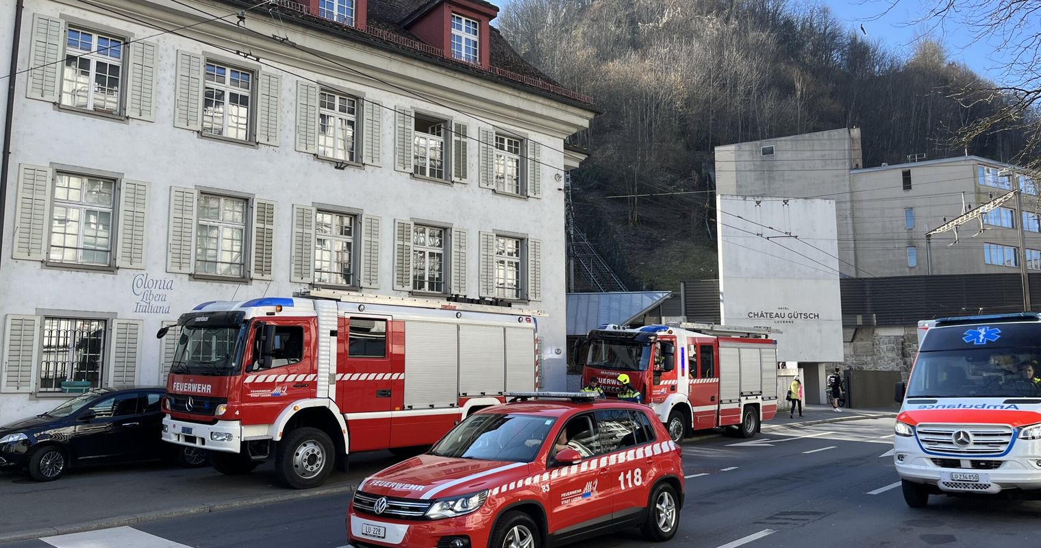 Feuerwehr rettet zwei Personen aus brennendem Zimmer
