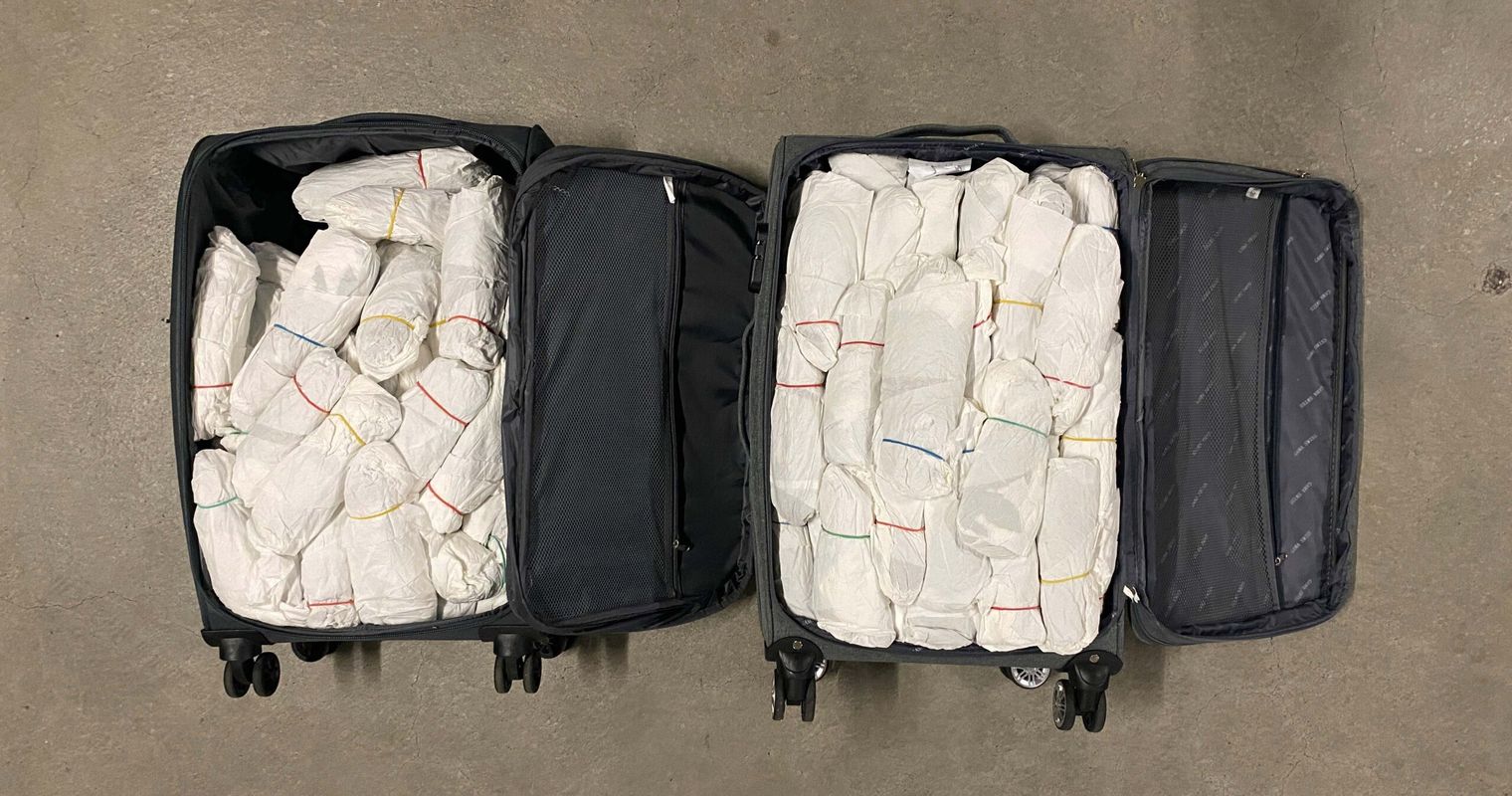 Zuger Polizei entdeckt zwei Koffer voll mit Drogen