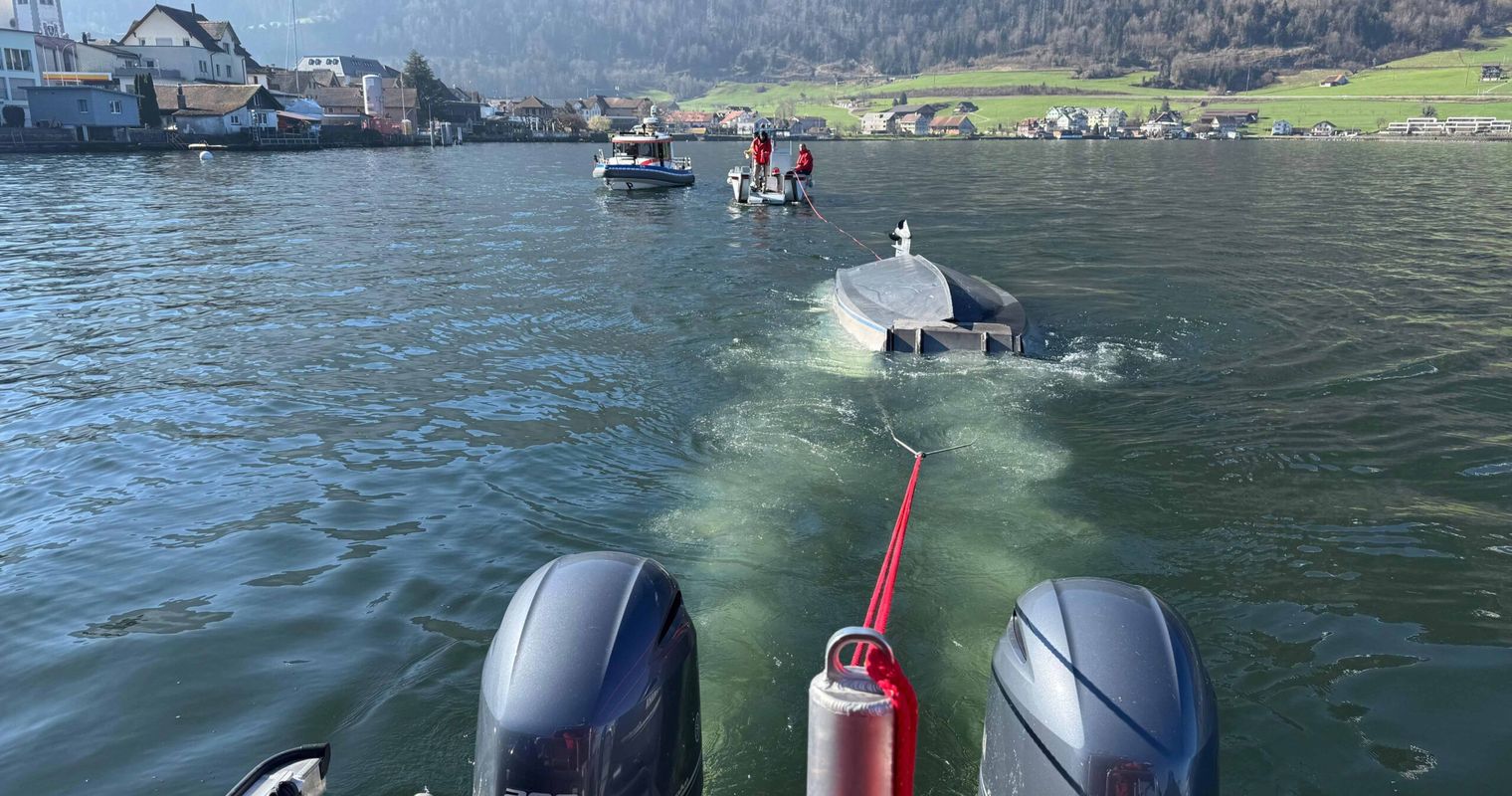 Boot kentert, Mann aus Zugersee gerettet