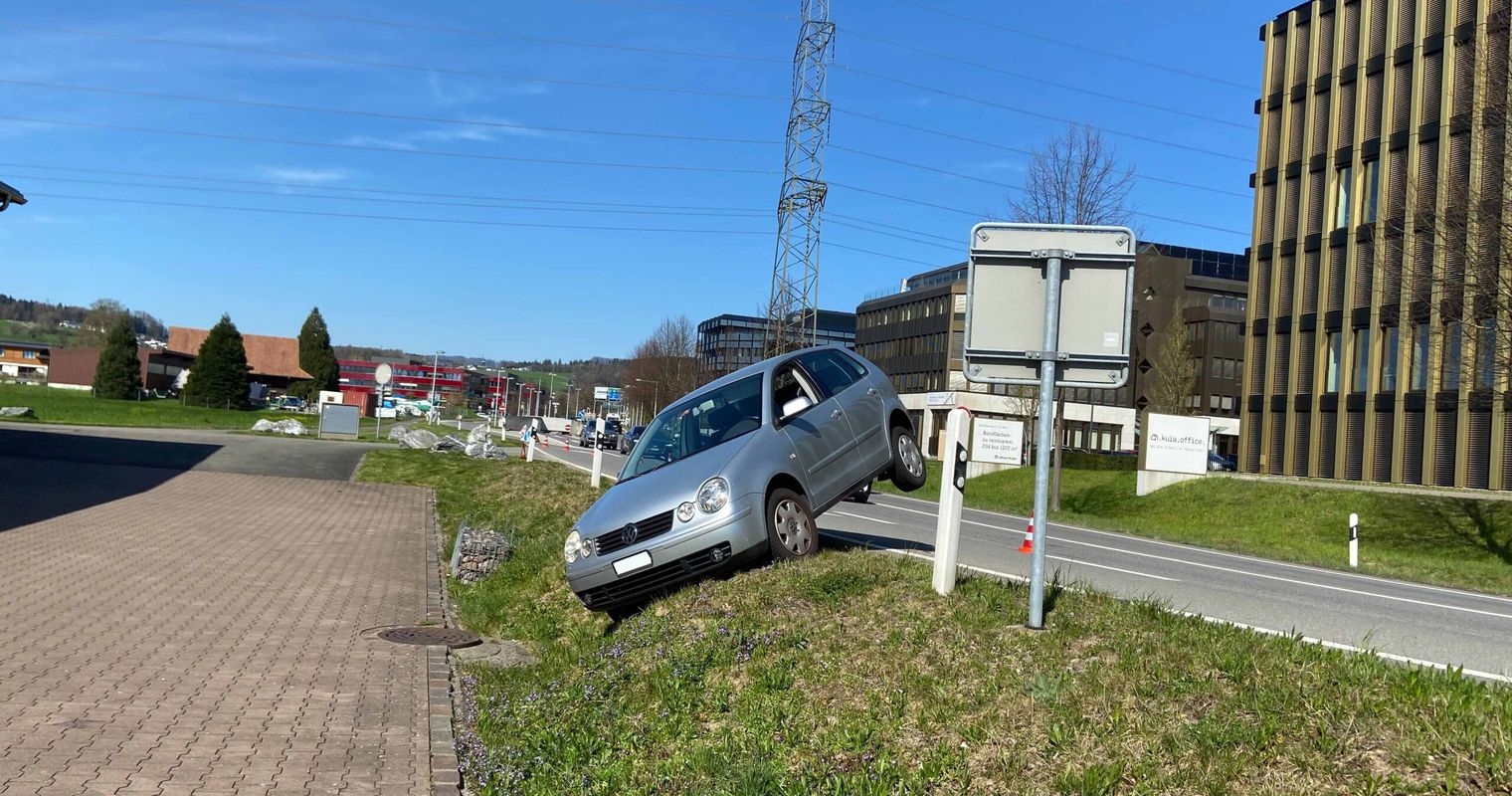Baar: 89-Jähriger nimmt Abkürzung – und bleibt hängen