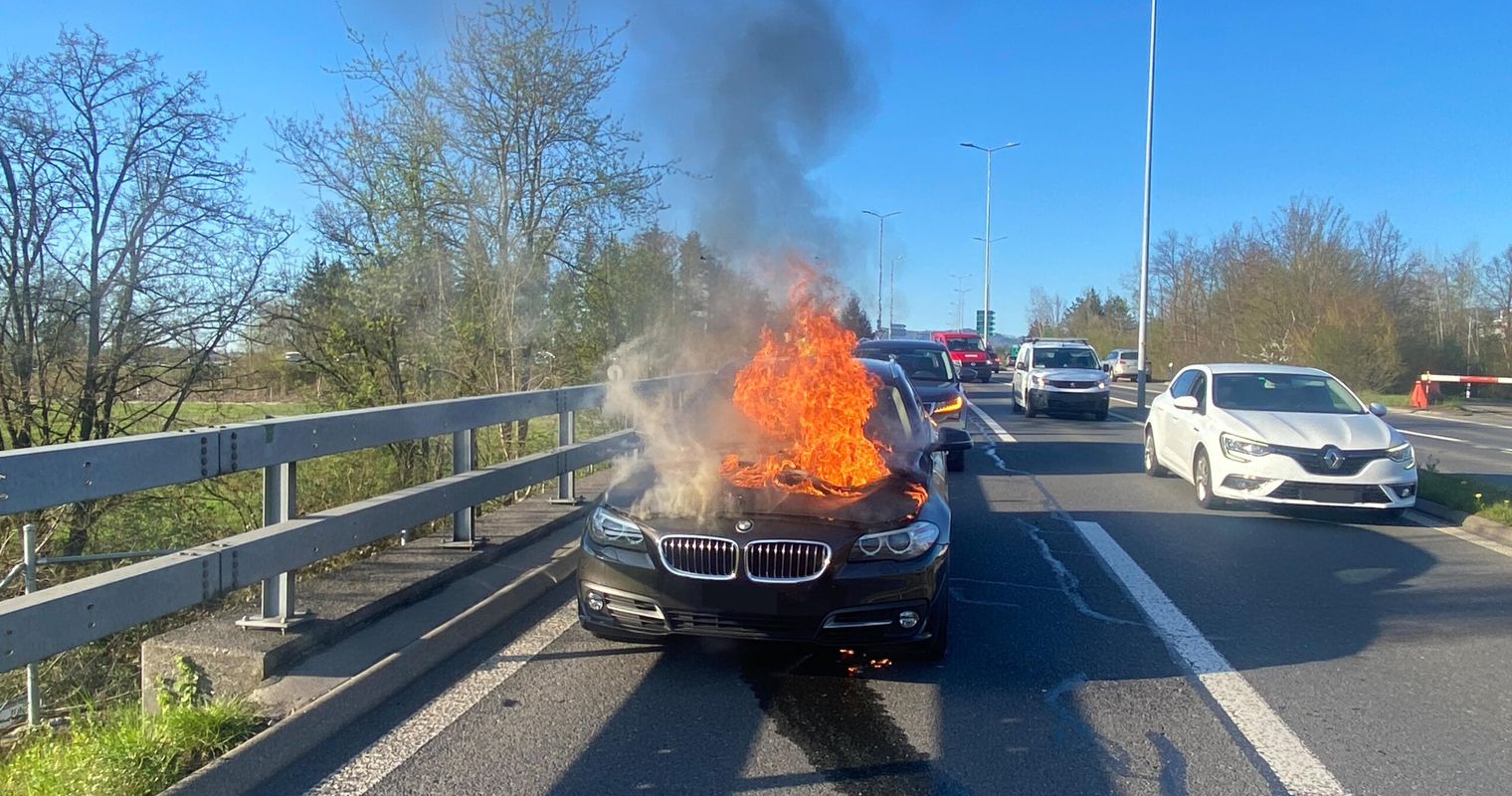 Zug: Auto und Grill in Flammen