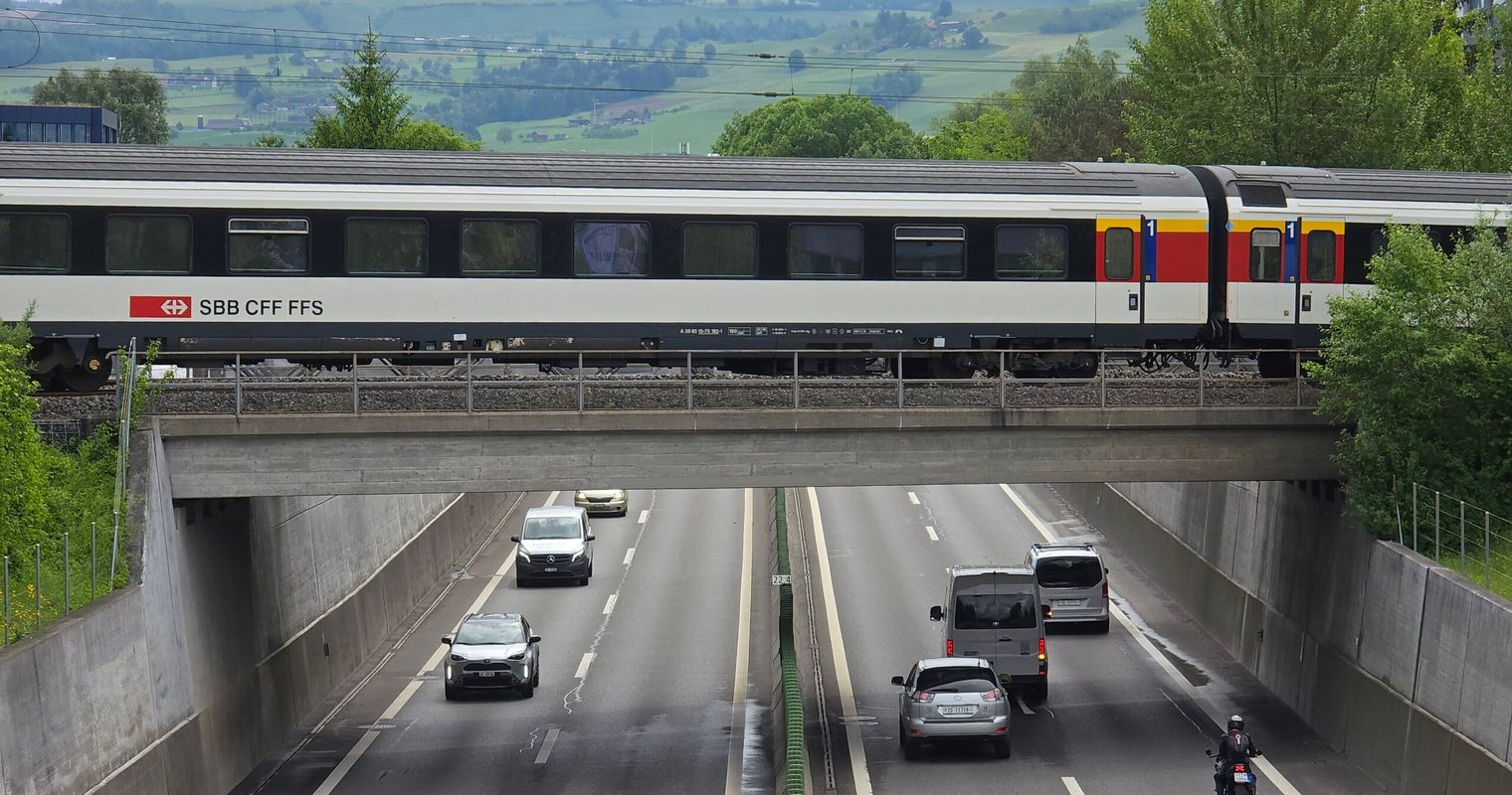 Darum blockiert dieser Zug ein Jahr lang eine Autobahnbrücke