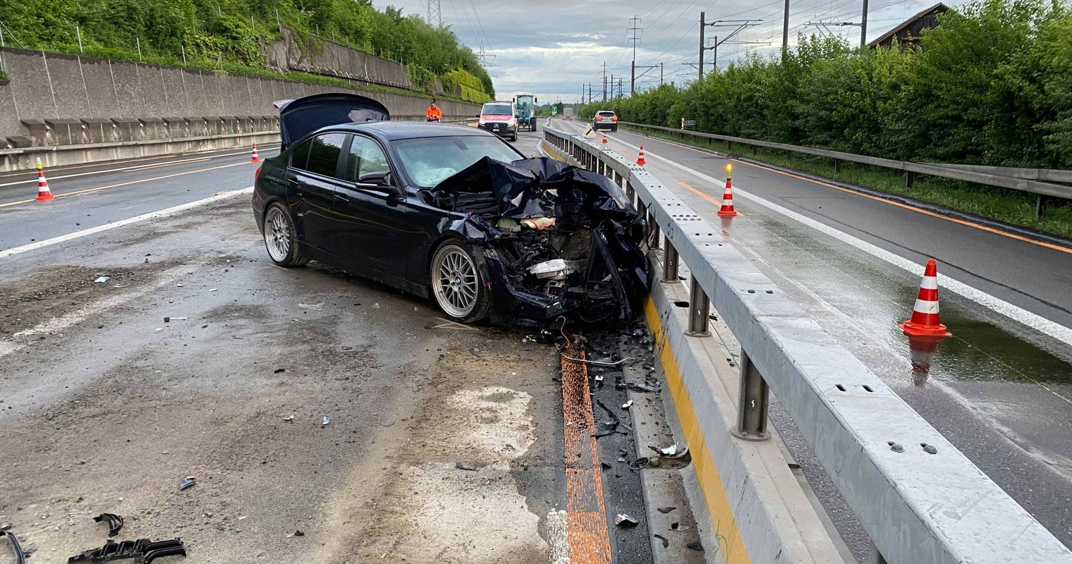 Kanton Zug: Baustelle brennt, Autos krachen ineinander