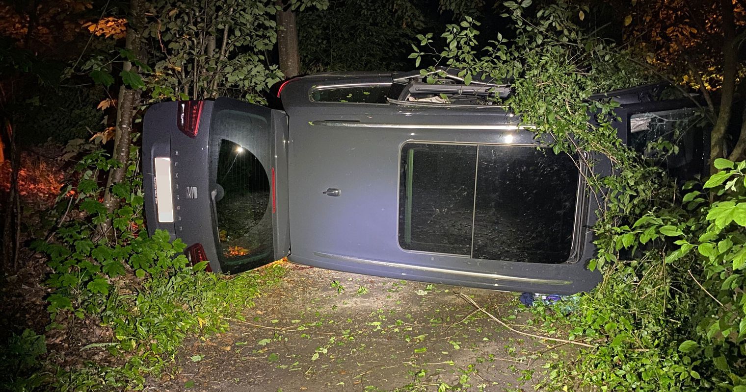 Auto prallt in Baum und rutscht in ein Bachbett