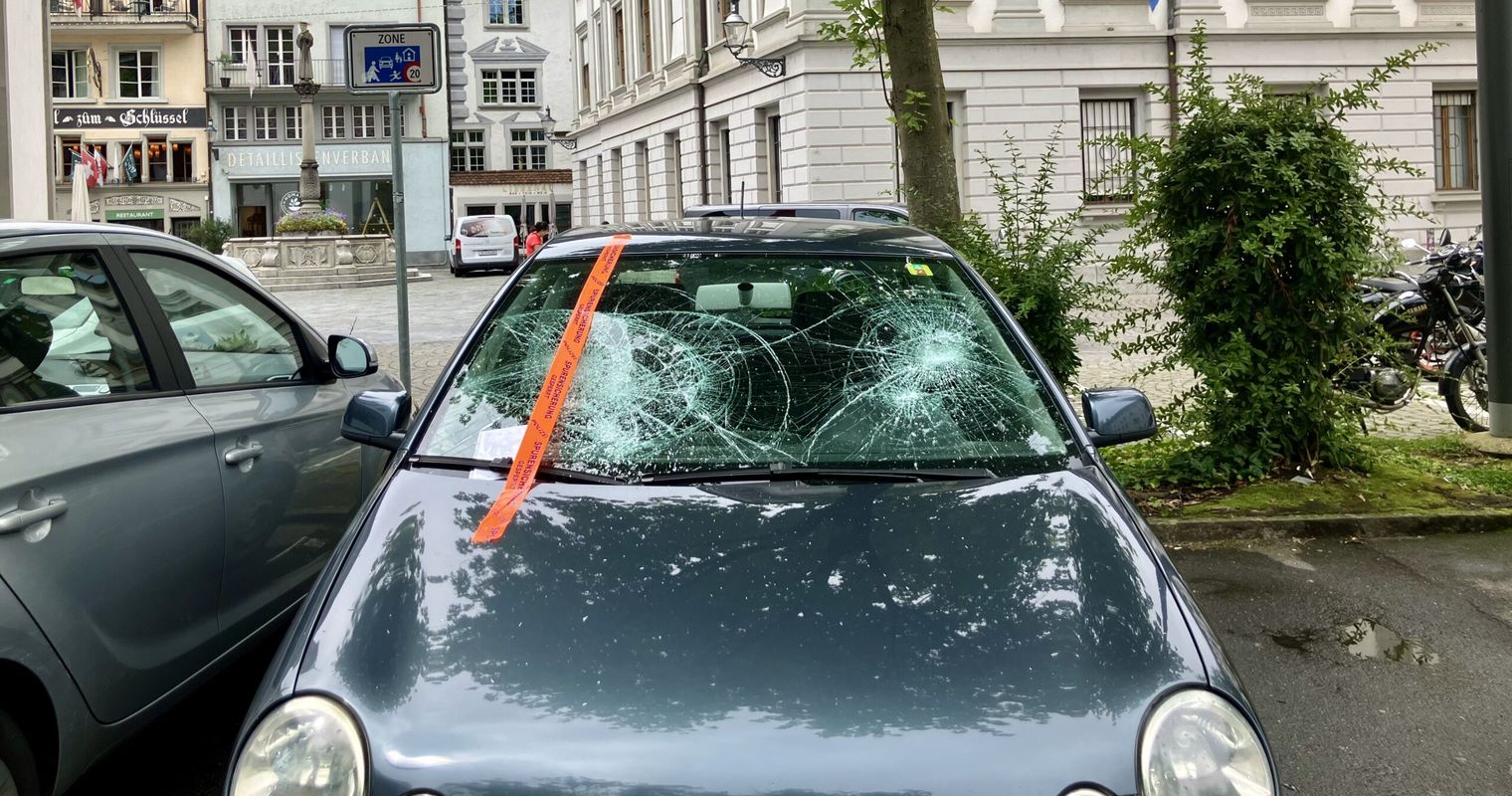 Person schlägt Scheiben von mehreren Autos ein