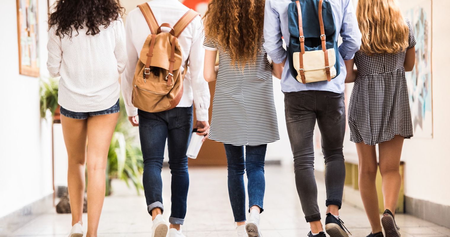 Bauchfrei tabu: Schulen setzen auf Kleidervorschriften