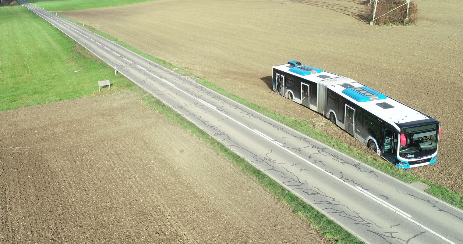 Bus kommt von der Strasse ab und landet auf Acker
