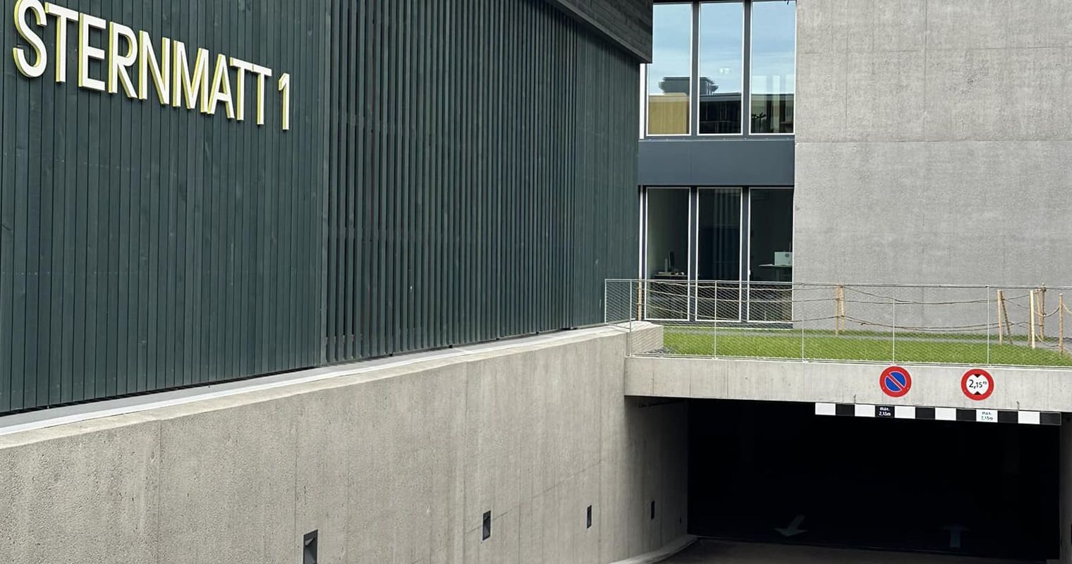 Parkverbot im Parkhaus: Peinliche Panne in Baar