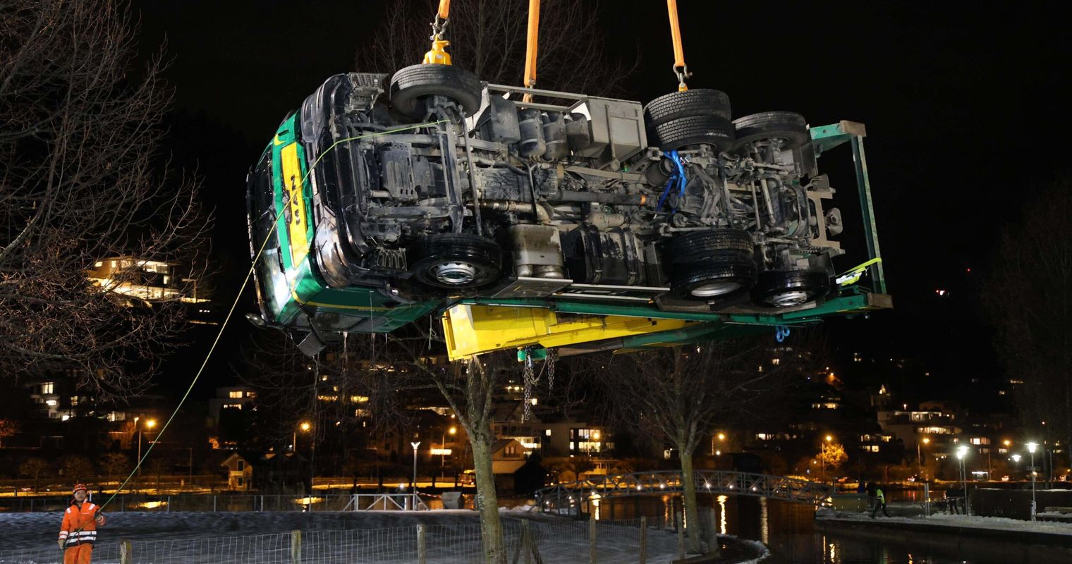 Lastwagen wird mit grossem Aufwand geborgen